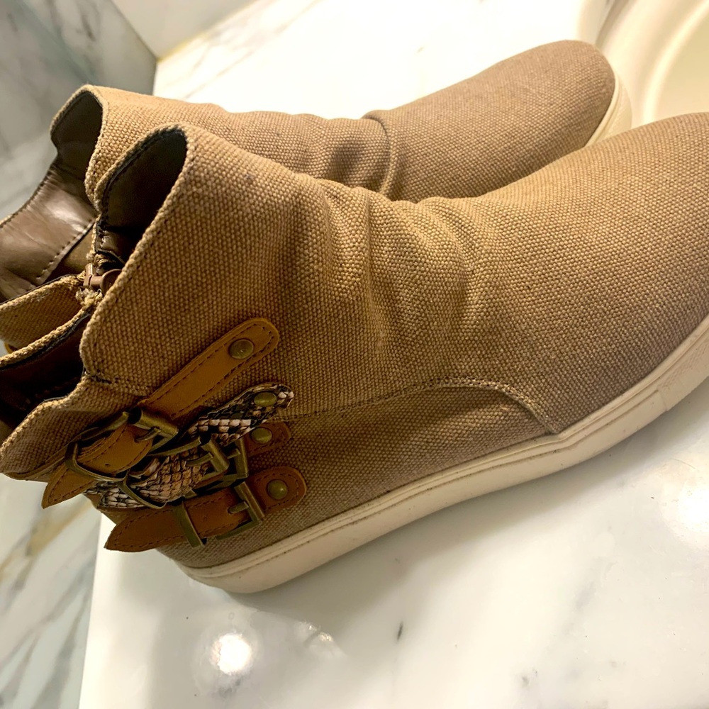 Brown sneaker boots, size 6 never worn